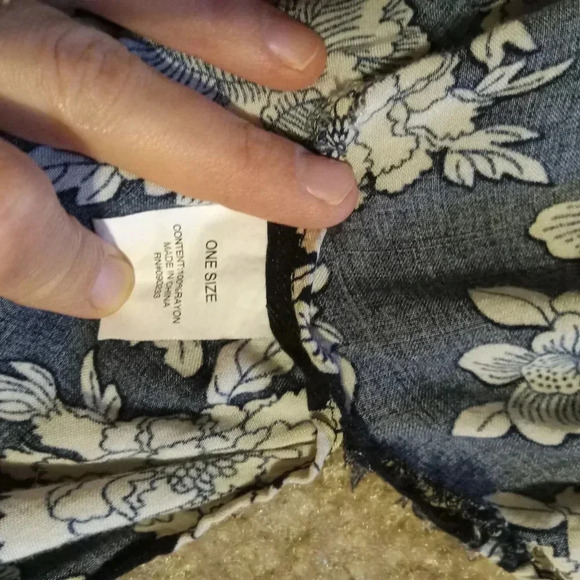 4/$15 Brandy Melville Floral Short Kimono Black Cream One Size - Picture 6 of 6